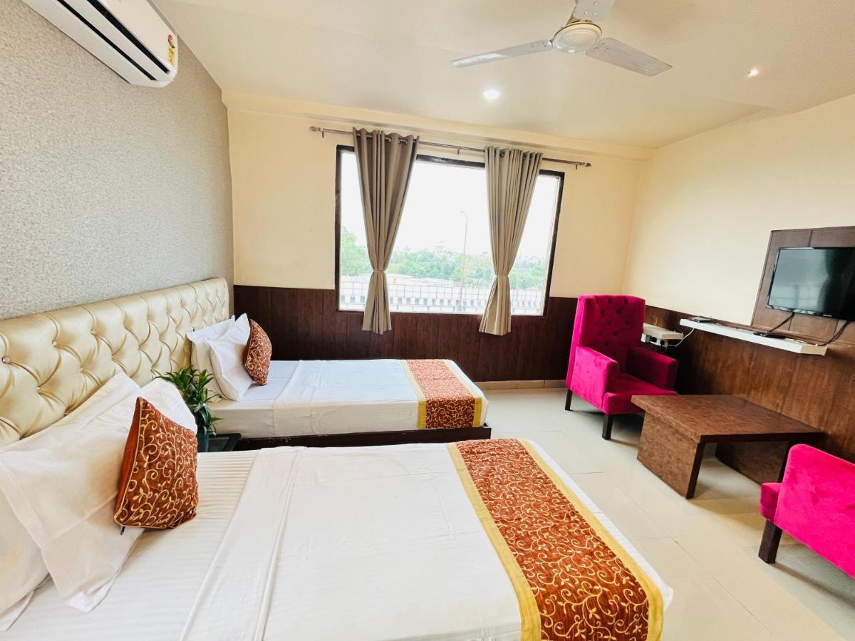 Hotel The Leaf - Gomti Nagar Lucknow Exterior photo