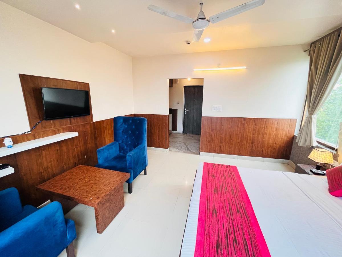 Hotel The Leaf - Gomti Nagar Lucknow Exterior photo