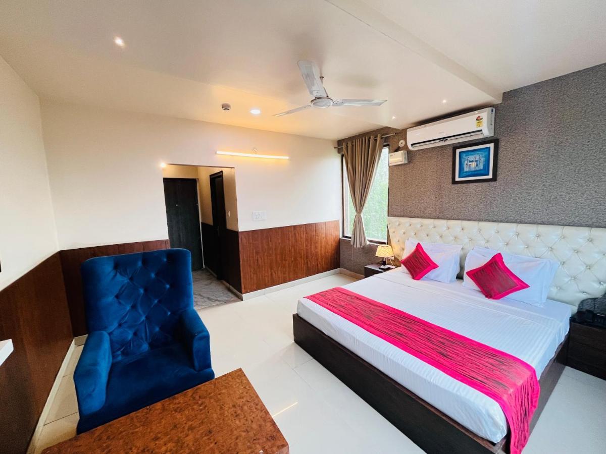 Hotel The Leaf - Gomti Nagar Lucknow Exterior photo